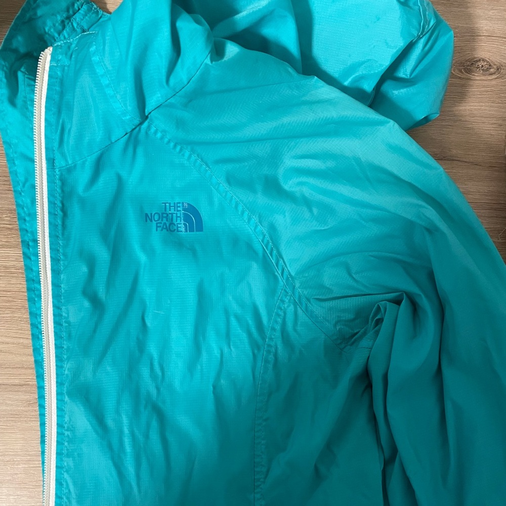 🗻 the north face windbreaker light blue